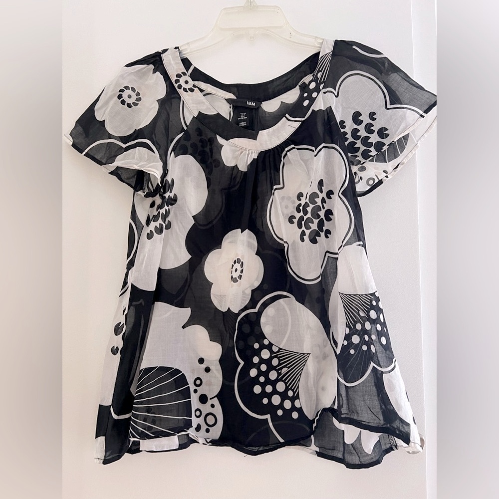 🍩 H&M 🍩Monochrome Floral Blouse